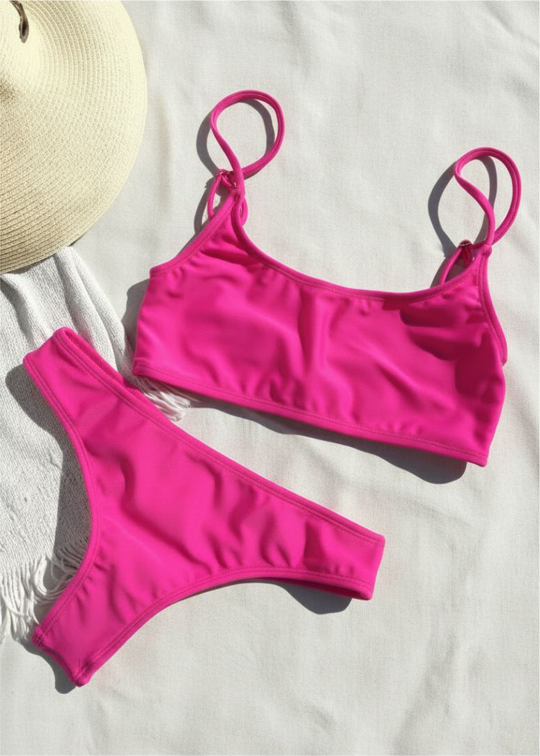 Bikini en licra color fucsia edición limitada - vista de frente sobre una lona en la playa