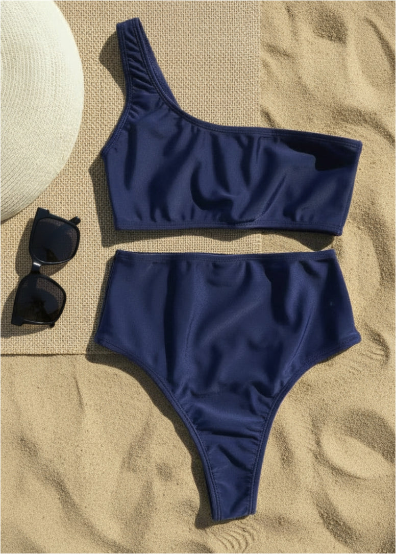 Bikini con top asimétrico y braga alta en color azul - clásico y atemporal