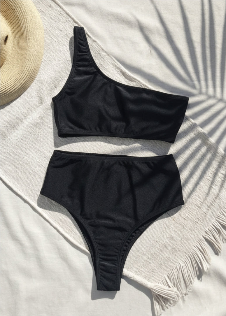 Bikini con top asimétrico en color negro Saltymoon