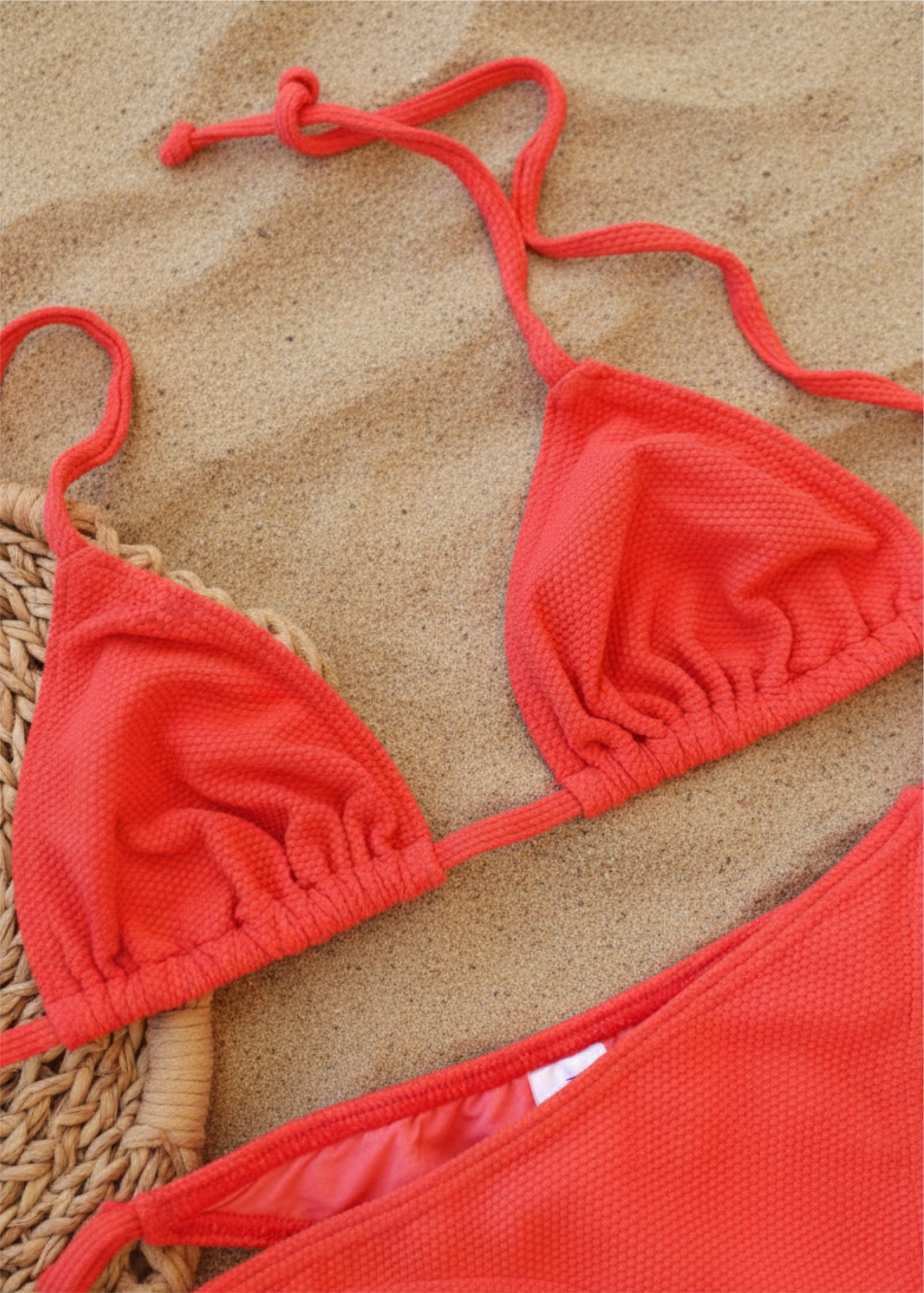 Bikini Amalfi Coral Beach top de triangulo en pique color coral hecho en España -zoom del tejido