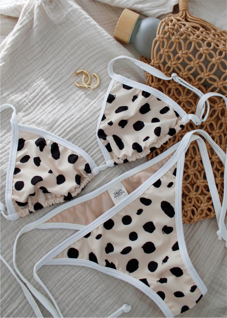Bikini Arena Print, con top de triangulo y braguita con lazos en estampa de animal print Saltymoon - Foto producto apoyado