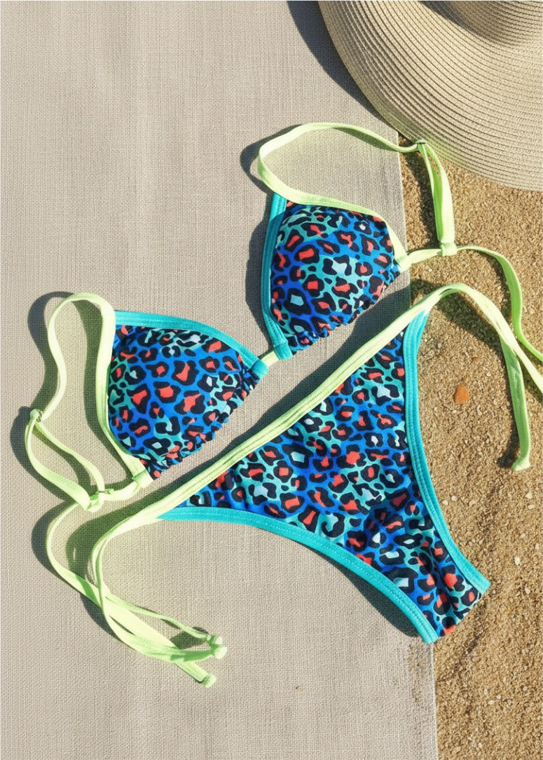 Bikini Arena Color Print licra estampado animal print multicolor Saltymoon - vista de bikini apoyada sobre la arena