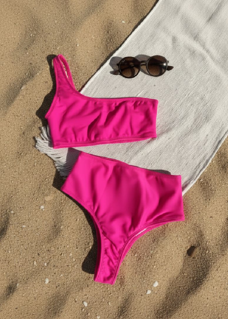 Bikini de braga alta en color fucsia - bikini sobre la arena