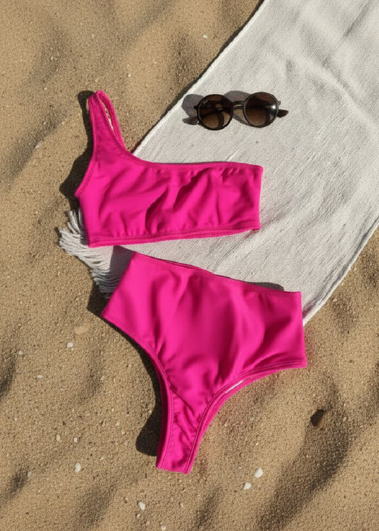 Bikini de braga alta en color fucsia - bikini sobre la arena