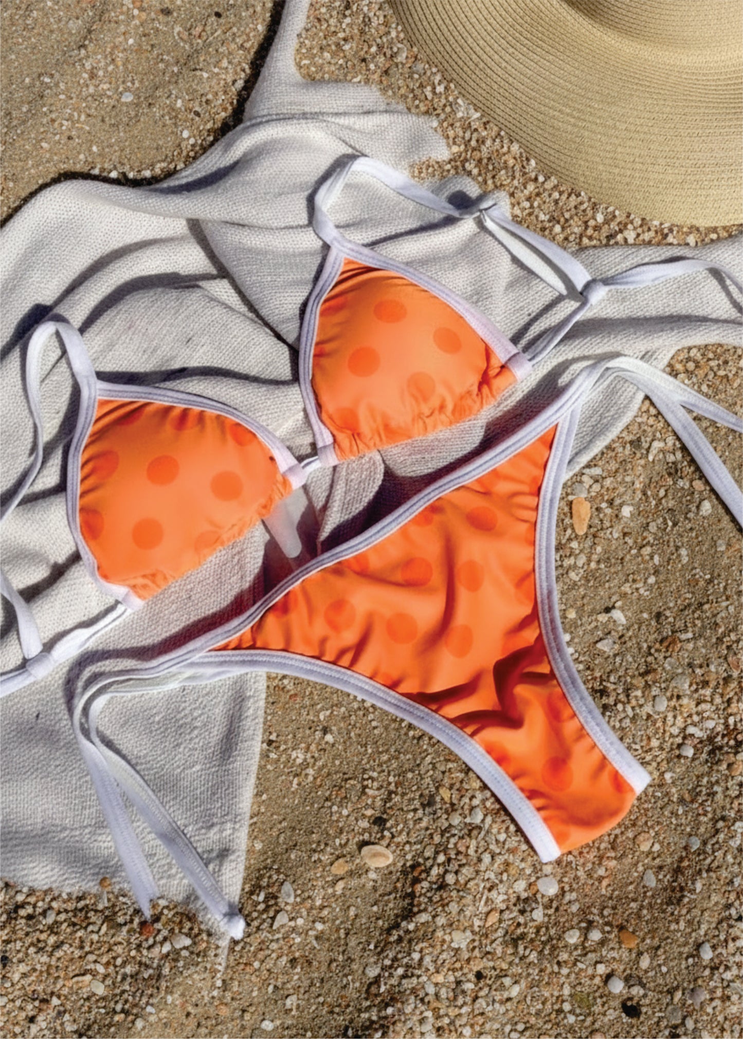 Bikini Arena Dot Top de triangulo y braguita tanga en licra estampado a lunares - Saltymoon - vista de frente apoyada en la arena